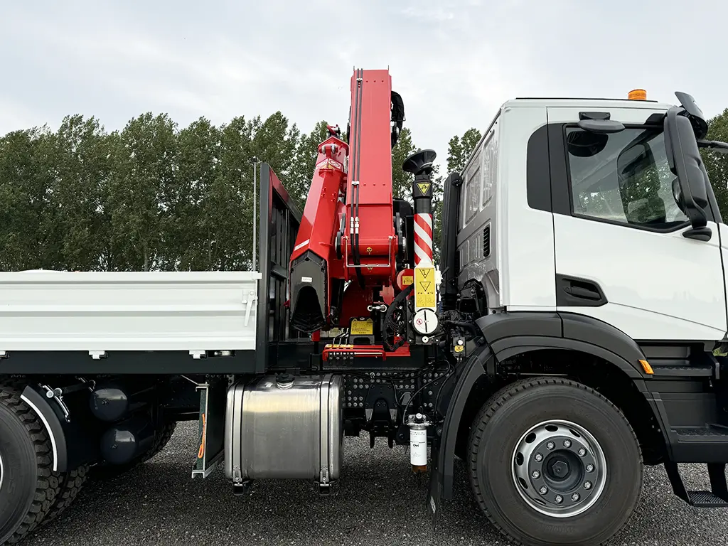 Iveco T-Way AD380T43H AT Fassi F335A.2.24 Camion grue 6x4 18