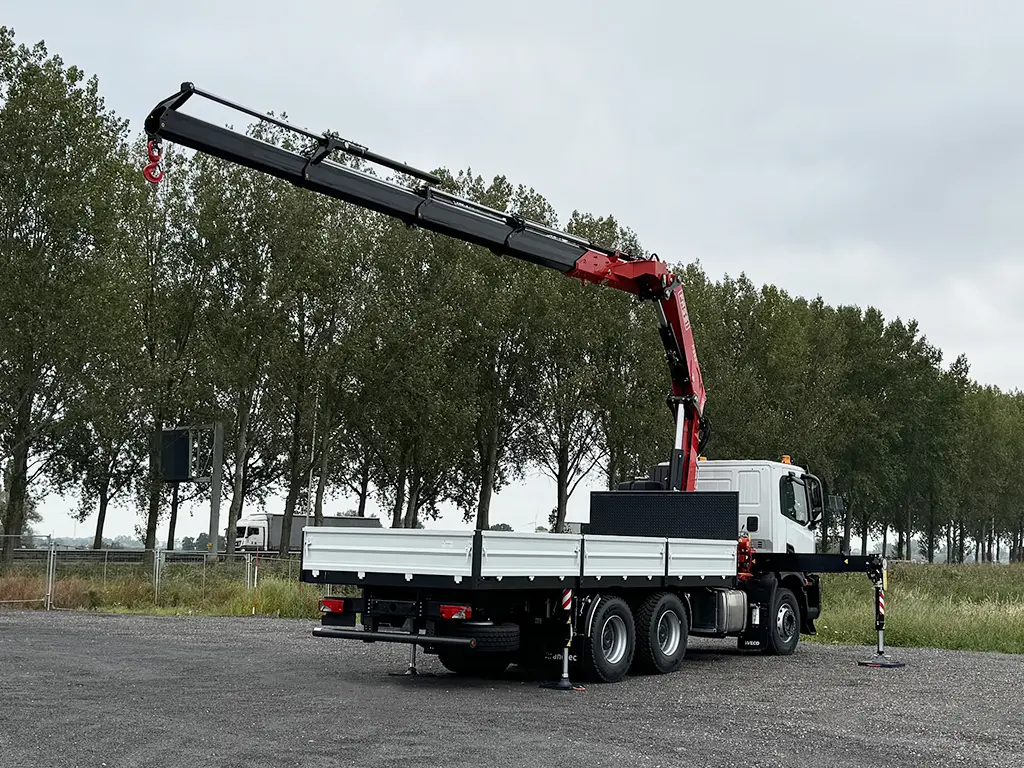 Iveco T-Way AD380T43H AT Fassi F335A.2.24 Camion grue 6x4 21