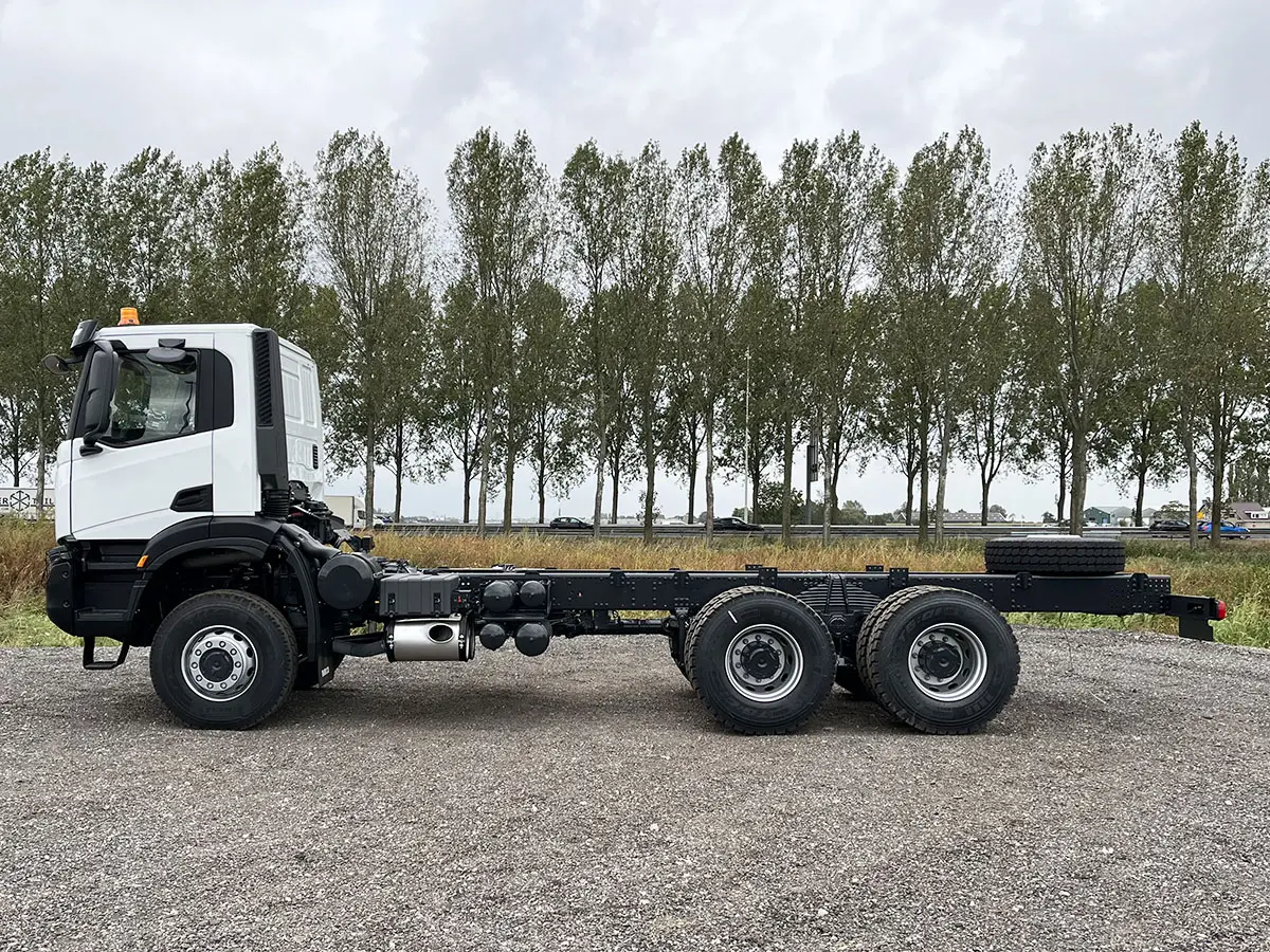 Iveco T-Way AD380T43WH-4200 AT 6x6 Chassis Cabin 2