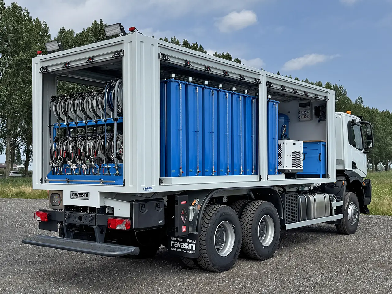 Iveco T-Way AD380T43WH-4500 AT Camion à carburant et lubrifiant 6x6 2