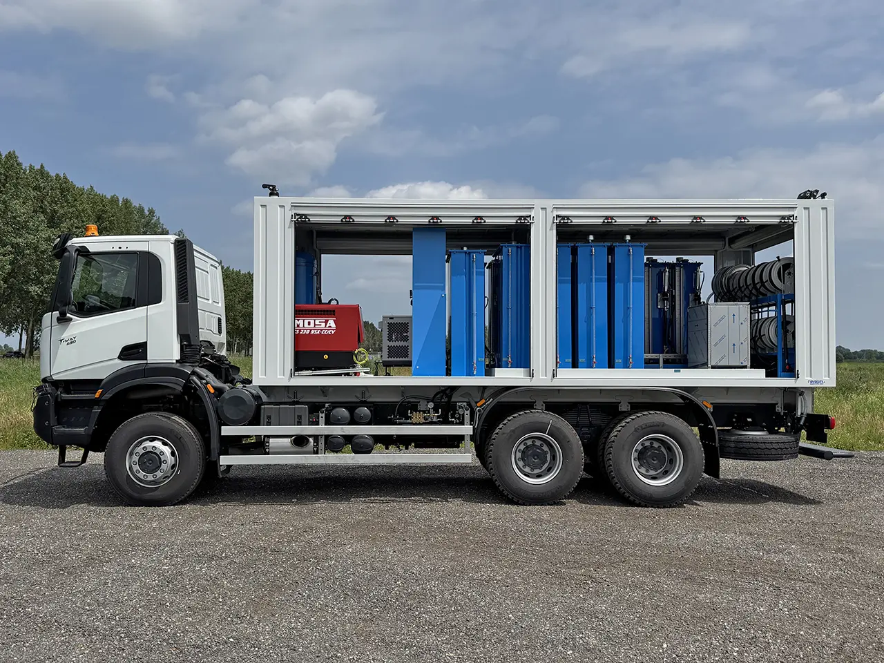 Iveco T-Way AD380T43WH-4500 AT Camion à carburant et lubrifiant 6x6 6