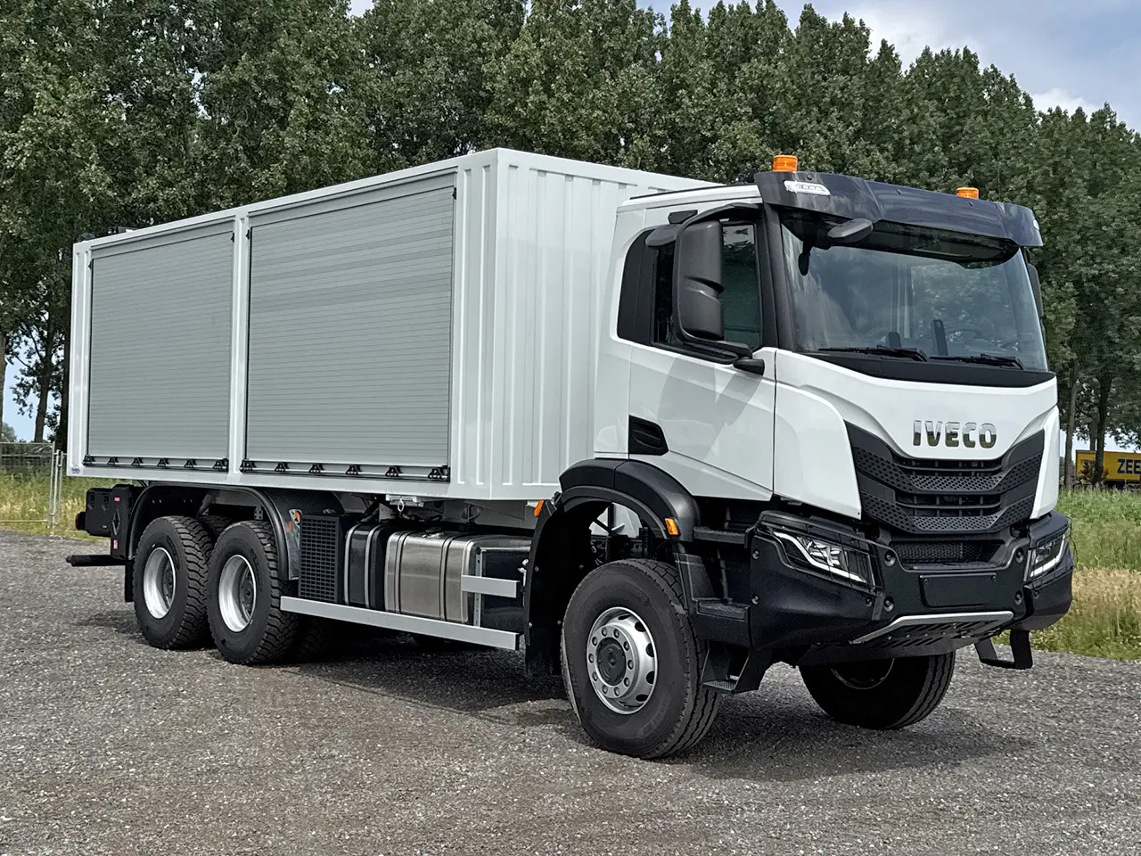 Iveco T-Way AD380T43WH-4500 AT Camion à carburant et lubrifiant 6x6 8