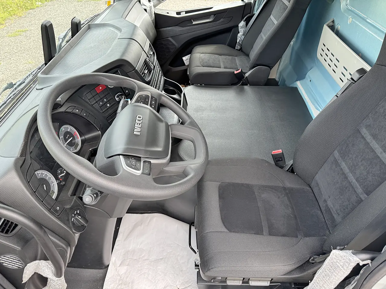 Iveco T-Way AD380T43WH-4500 AT 6x6 Fuel & Lube Truck 9