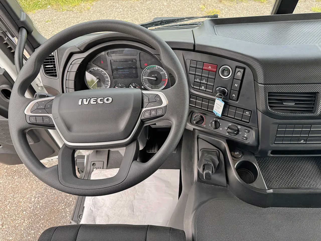 Iveco T-Way AD380T43WH-4500 AT Camion à carburant et lubrifiant 6x6 10