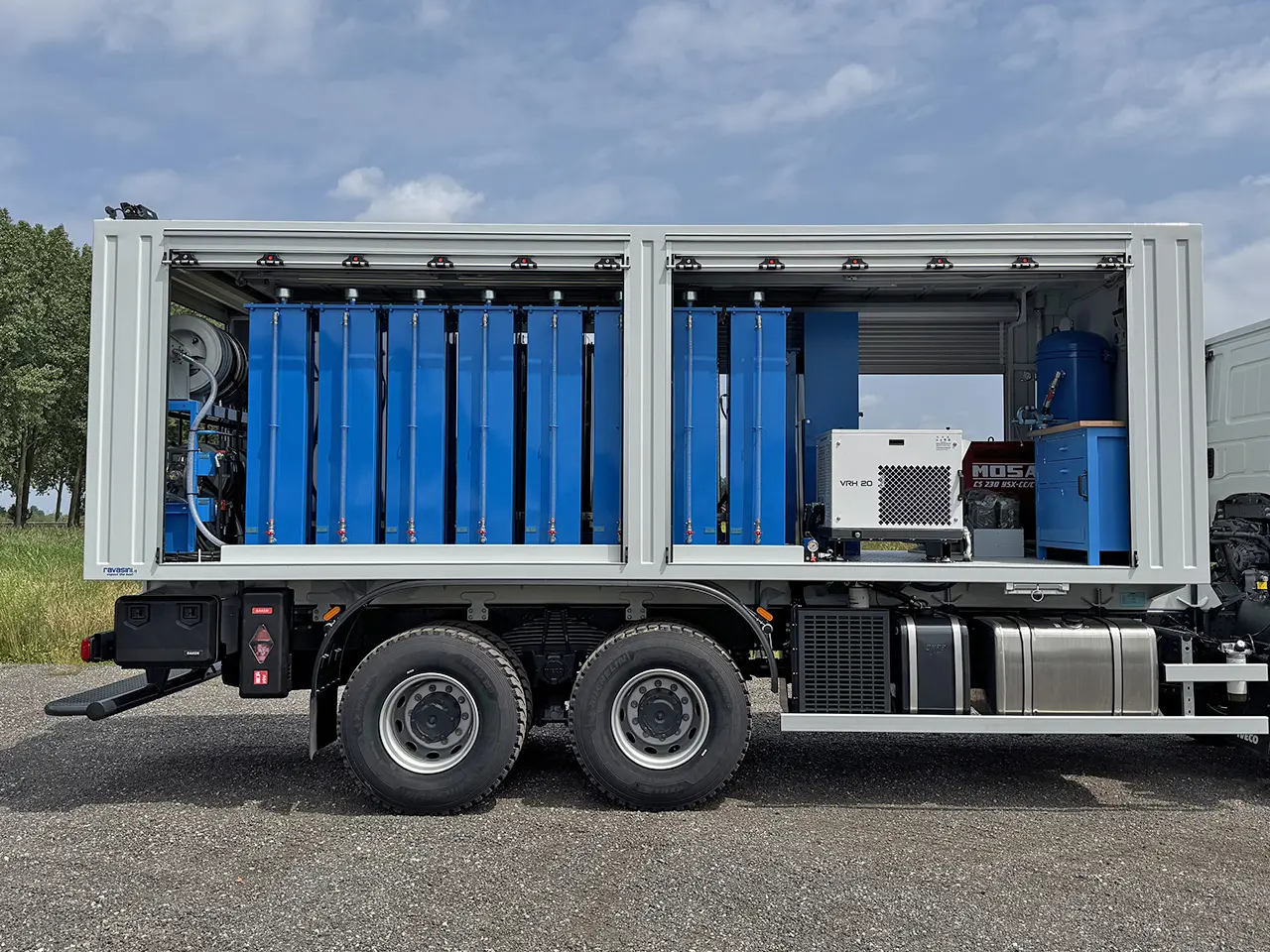 Iveco T-Way AD380T43WH-4500 AT Camion à carburant et lubrifiant 6x6 12