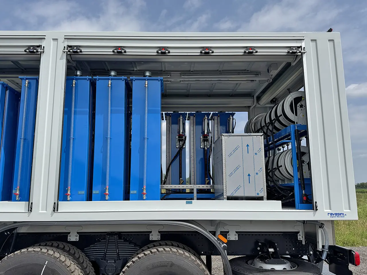 Iveco T-Way AD380T43WH-4500 AT Camion à carburant et lubrifiant 6x6 16