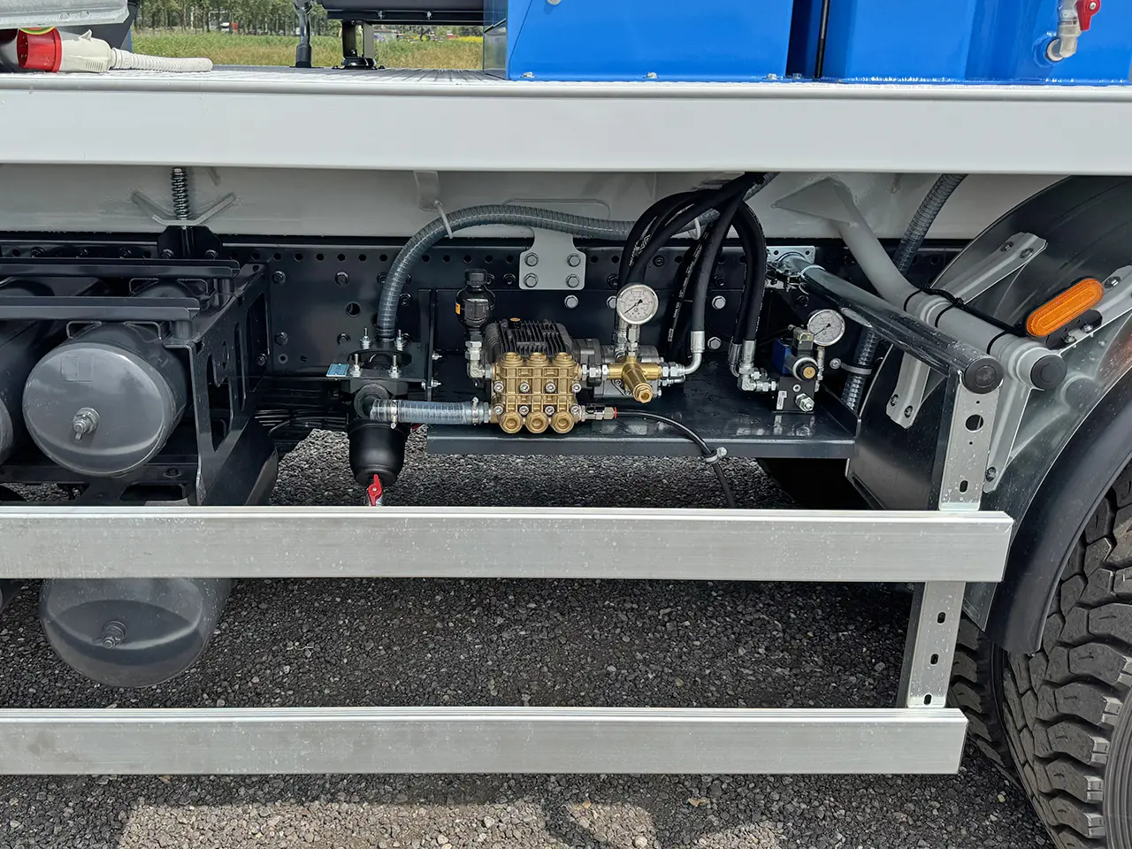 Iveco T-Way AD380T43WH-4500 AT Camion à carburant et lubrifiant 6x6 17
