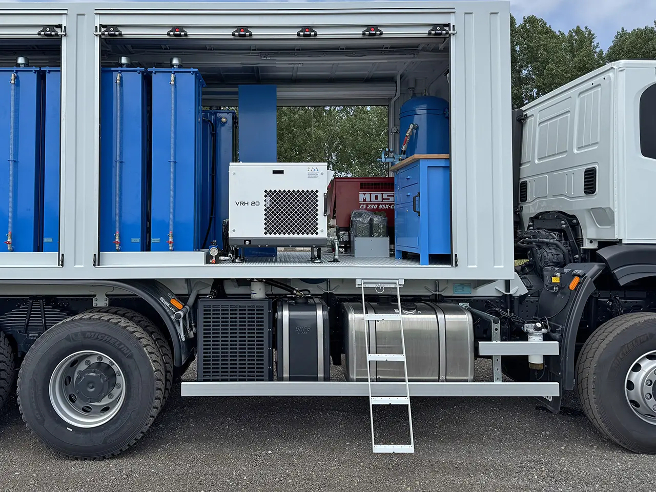 Iveco T-Way AD380T43WH-4500 AT Camion à carburant et lubrifiant 6x6 22