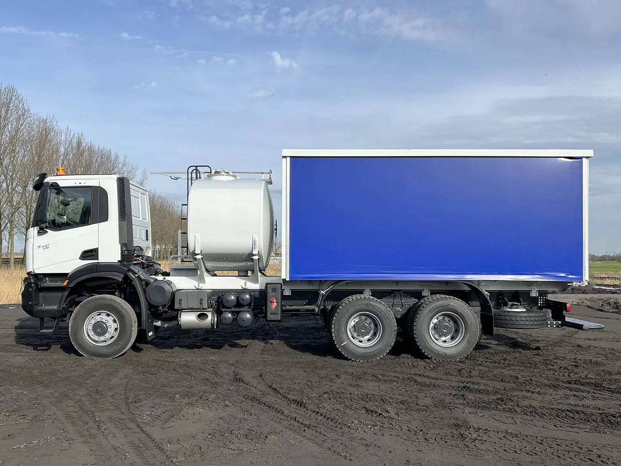 Iveco T-Way AD380T43WH AT Camion à carburant et lubrifiant 6x6 2