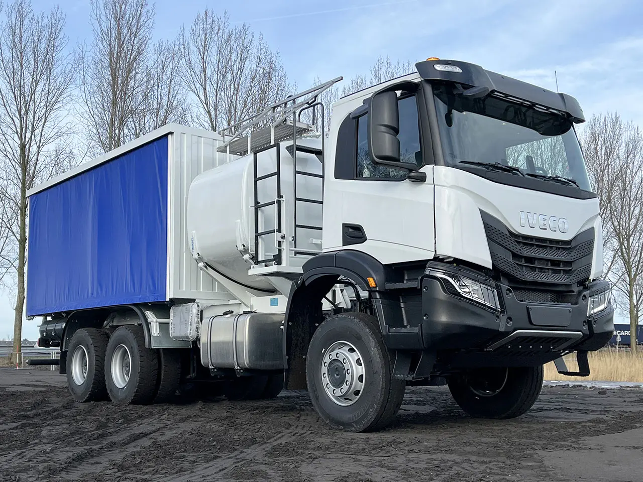 Iveco T-Way AD380T43WH AT Camion à carburant et lubrifiant 6x6 4