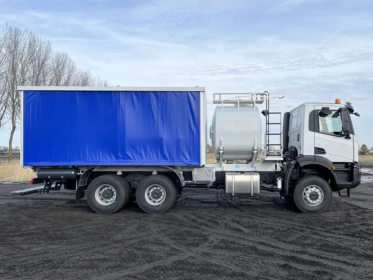Iveco T-Way AD380T43WH AT Camion à carburant et lubrifiant 6x6 5