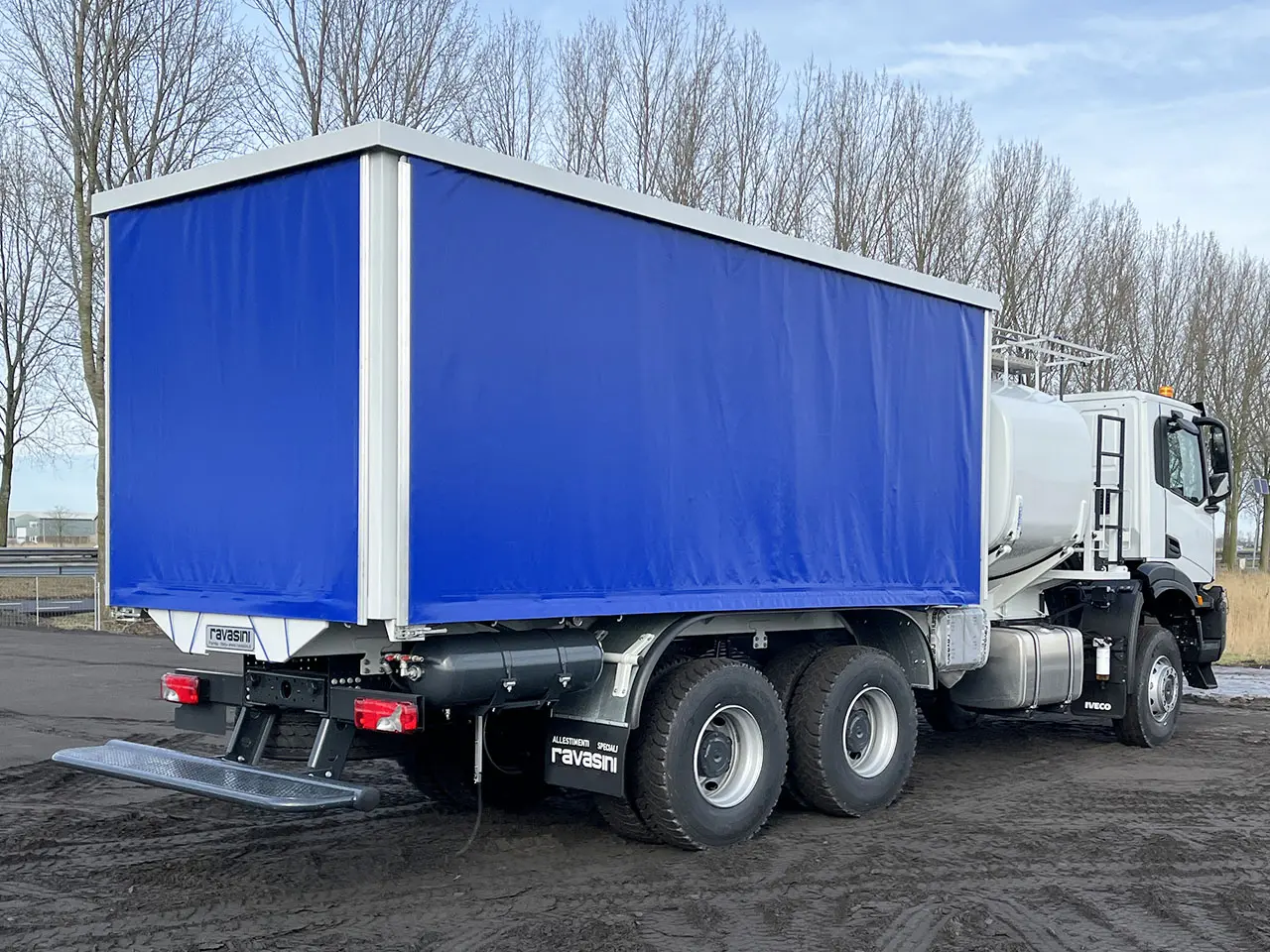 Iveco T-Way AD380T43WH AT Camion à carburant et lubrifiant 6x6 6