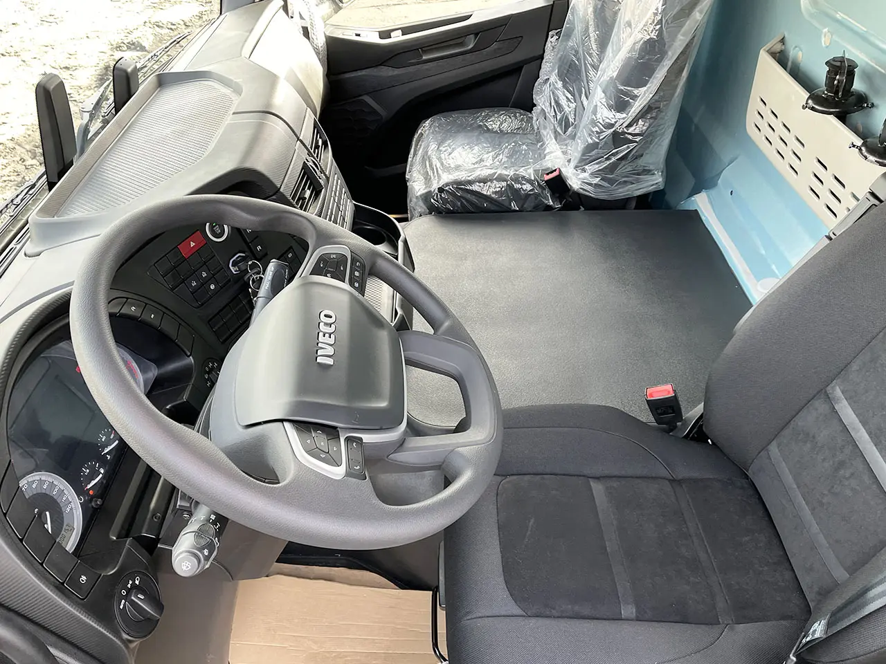 Iveco T-Way AD380T43WH AT Camion à carburant et lubrifiant 6x6 7