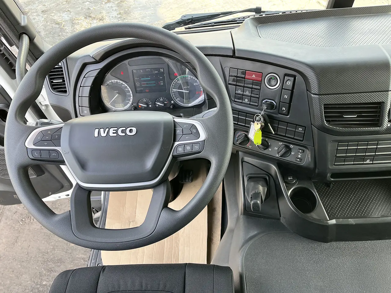 Iveco T-Way AD380T43WH AT Camion à carburant et lubrifiant 6x6 9