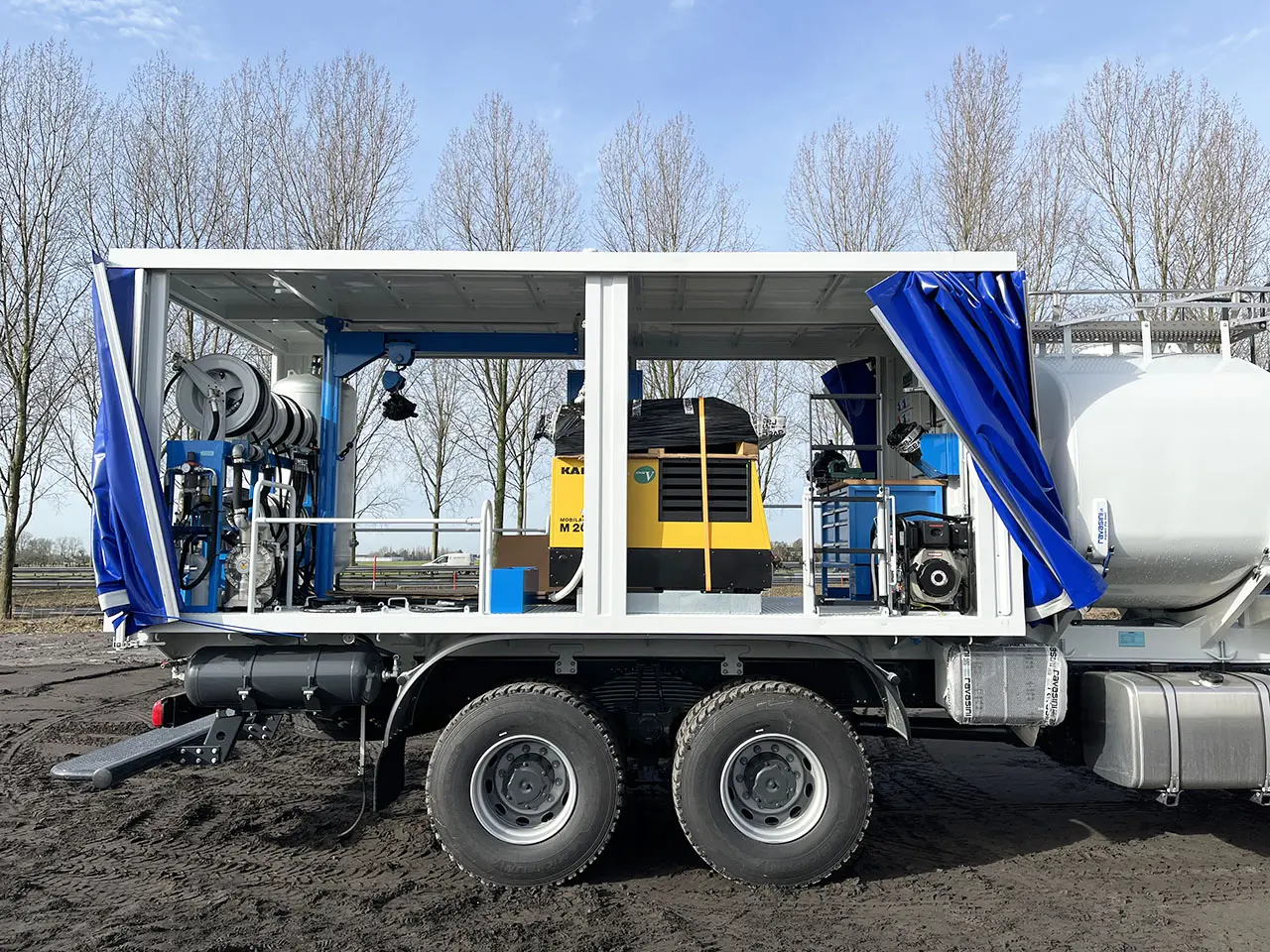 Iveco T-Way AD380T43WH AT Camion à carburant et lubrifiant 6x6 11