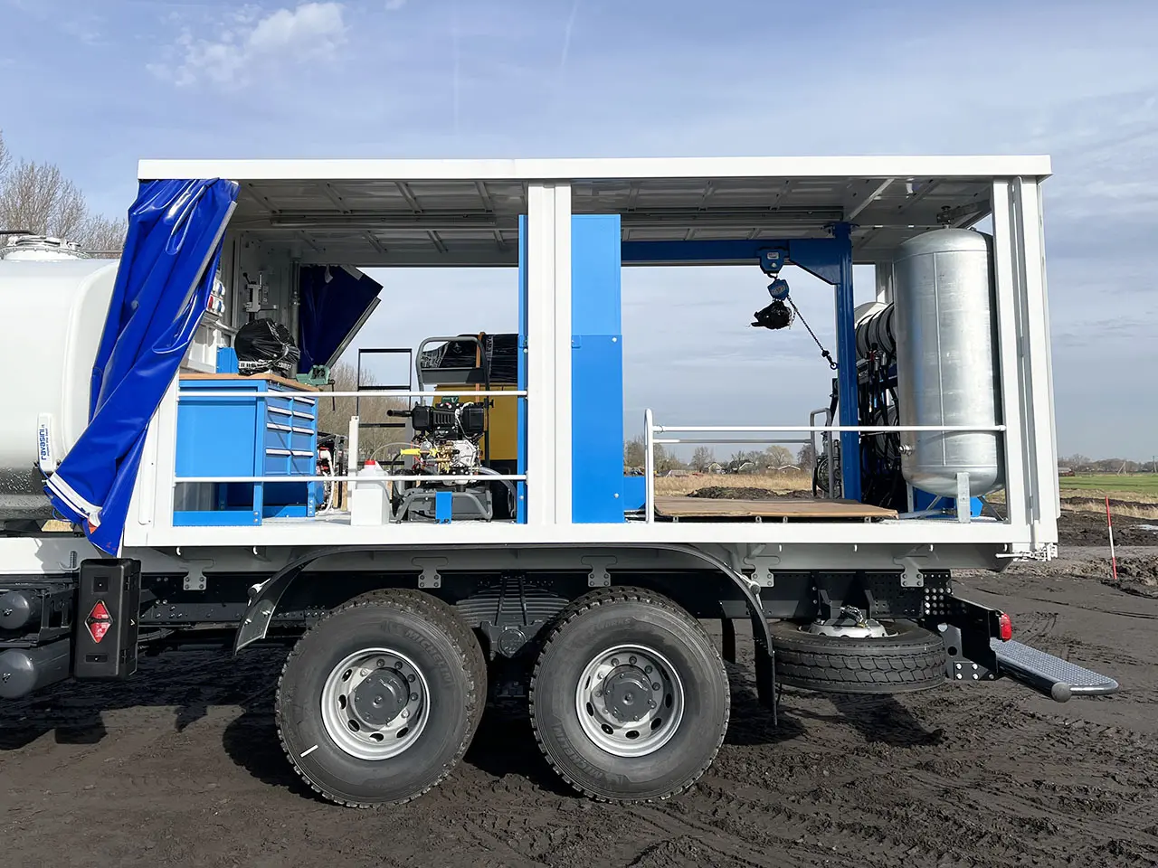 Iveco T-Way AD380T43WH AT Camion à carburant et lubrifiant 6x6 12