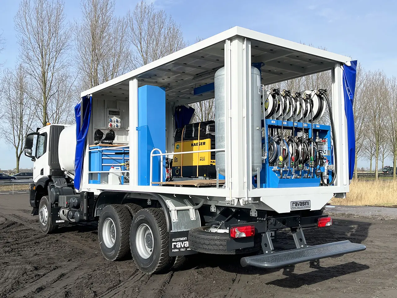 Iveco T-Way AD380T43WH AT Camion à carburant et lubrifiant 6x6 14
