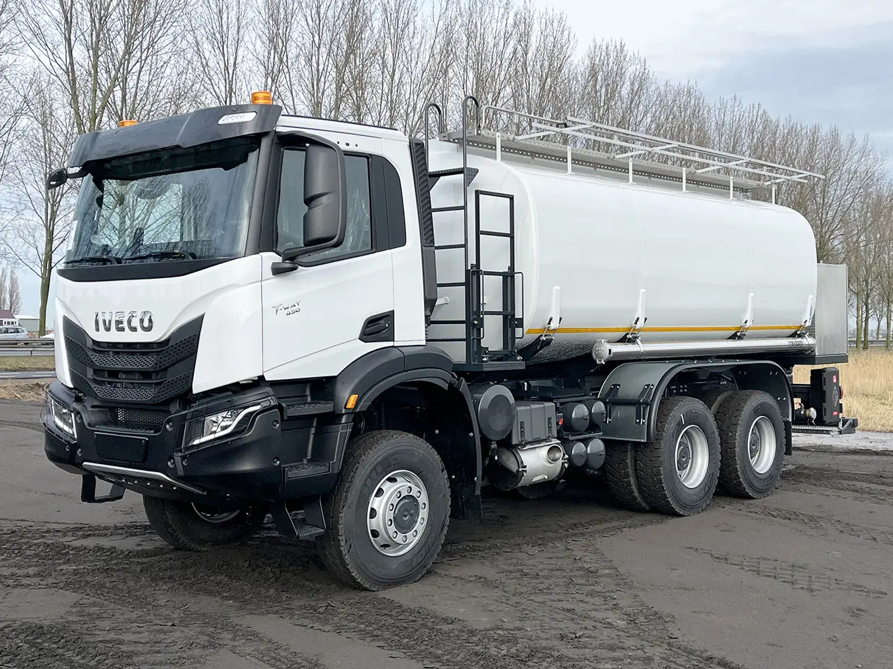 Iveco T-Way AD380T43WH AT Camion citerne à carburant 6x6