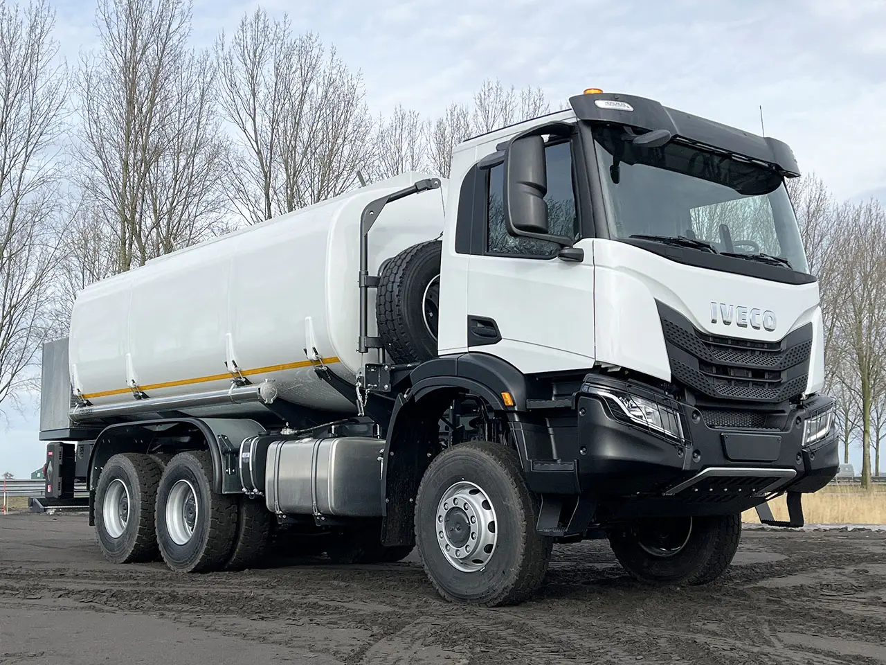 Iveco T-Way AD380T43WH AT Camion citerne à carburant 6x6 4