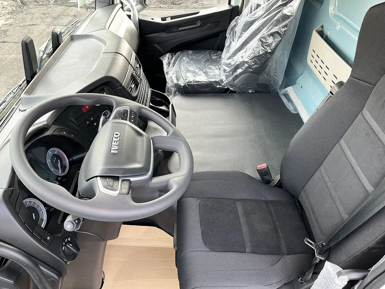 Iveco T-Way AD380T43WH AT Camion citerne à carburant 6x6 7