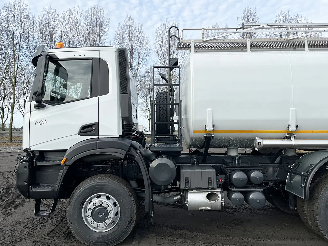 Iveco T-Way AD380T43WH AT Camion citerne à carburant 6x6 11