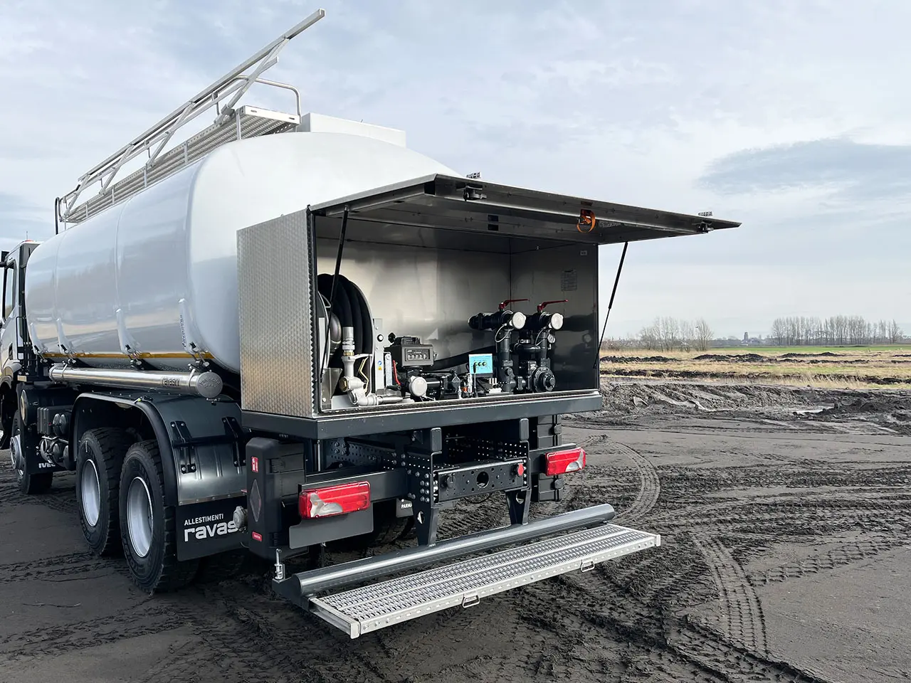 Iveco T-Way AD380T43WH AT Camion citerne à carburant 6x6 13