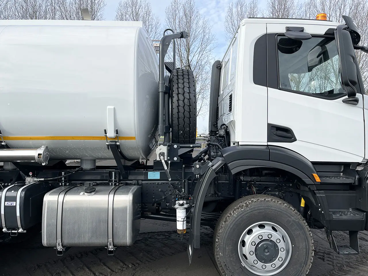 Iveco T-Way AD380T43WH AT Camion citerne à carburant 6x6 16