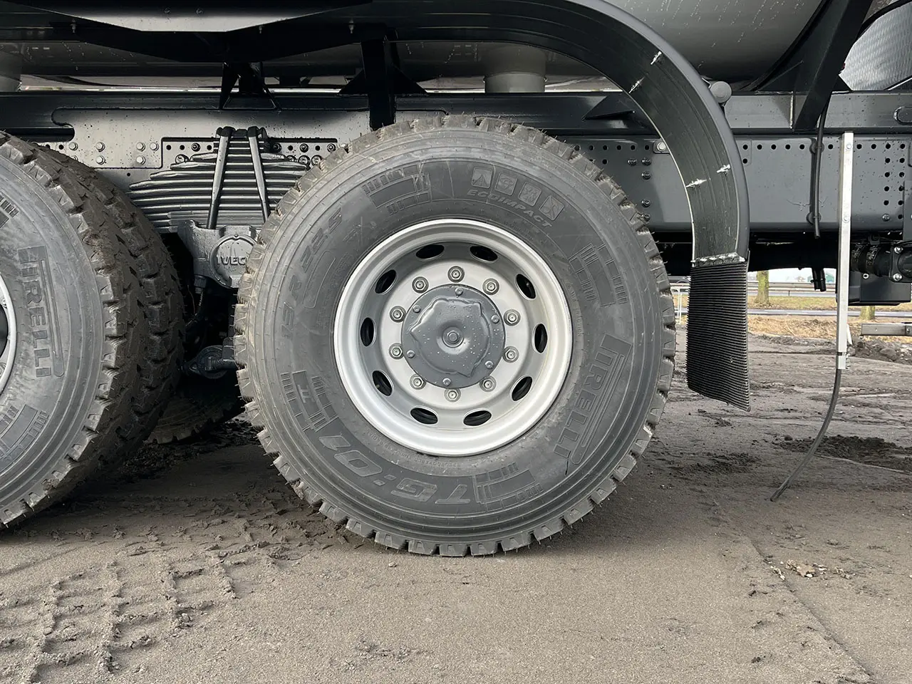 Iveco T-Way AD380T43WH AT Camion citerne à carburant 6x6 18