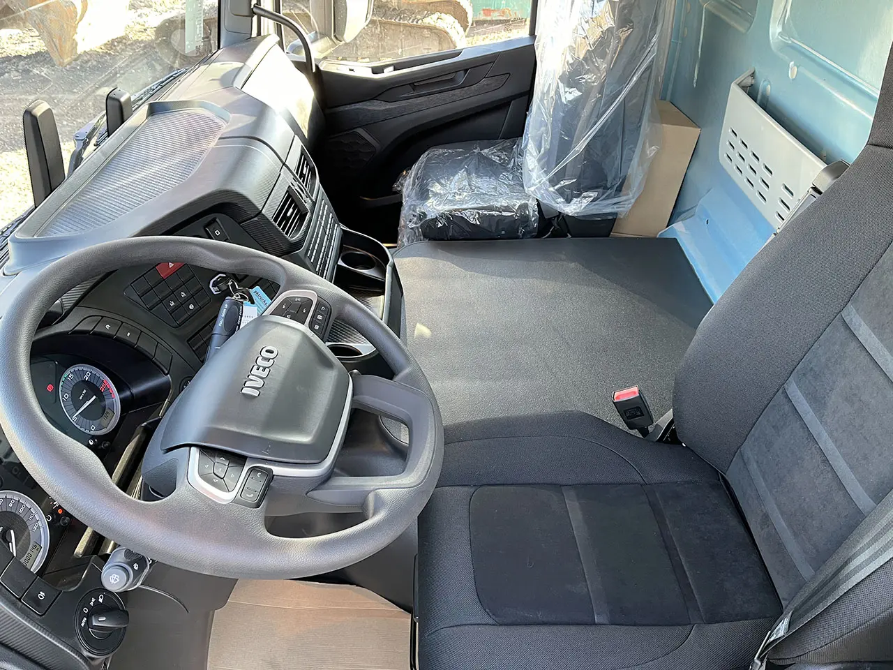 Iveco T-Way AD380T43WH AT 6x6 Tarpaulin/Canvas Body Truck 7