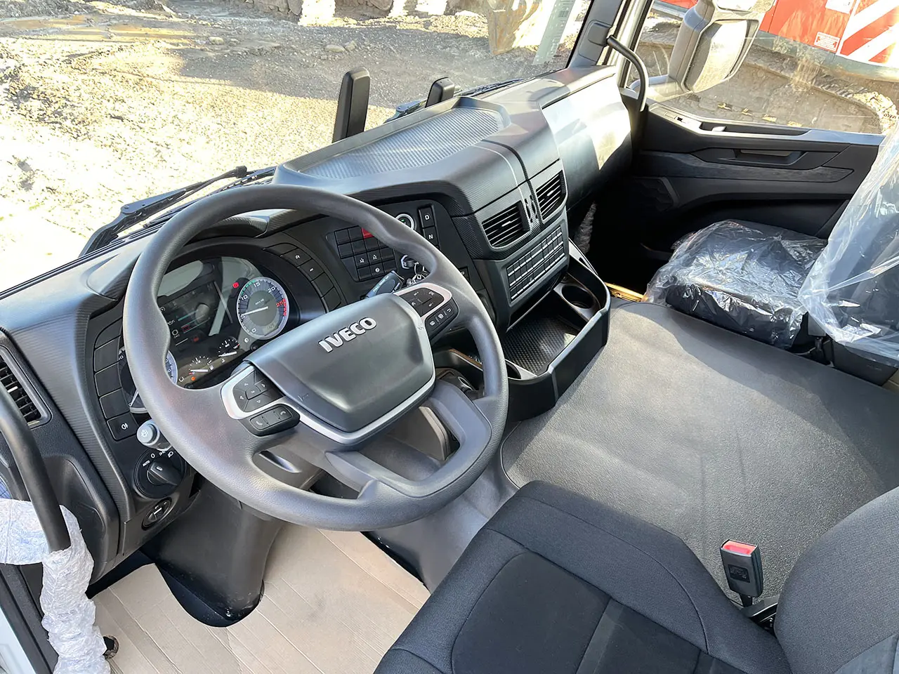 Iveco T-Way AD380T43WH AT Caisse bâchée 6x6 8