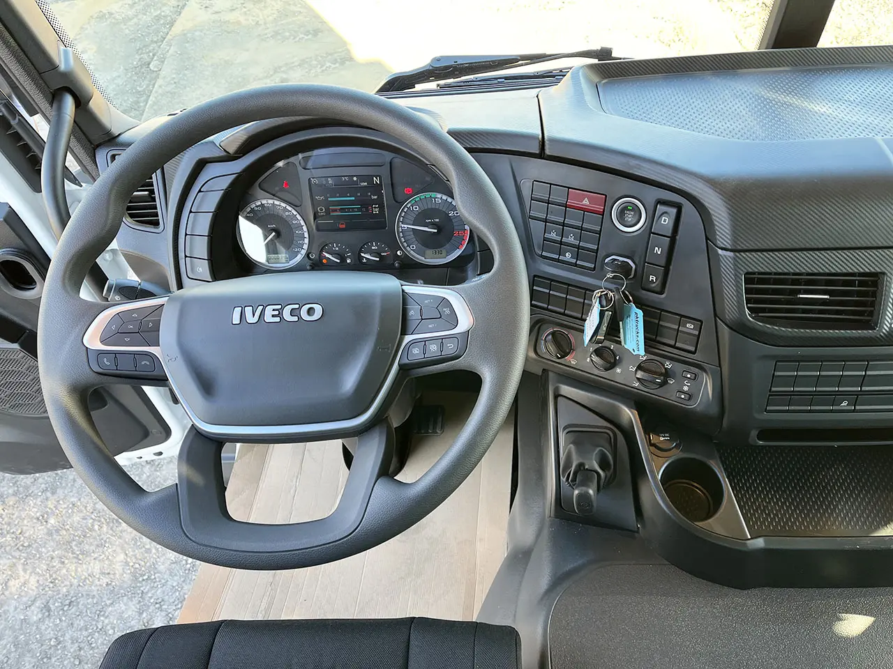 Iveco T-Way AD380T43WH AT Caisse bâchée 6x6 9