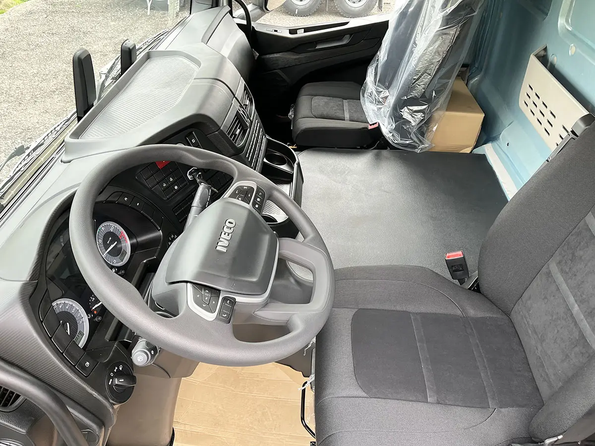Iveco T-Way AD380T43WH AT Caisse bâchée 6x6 7