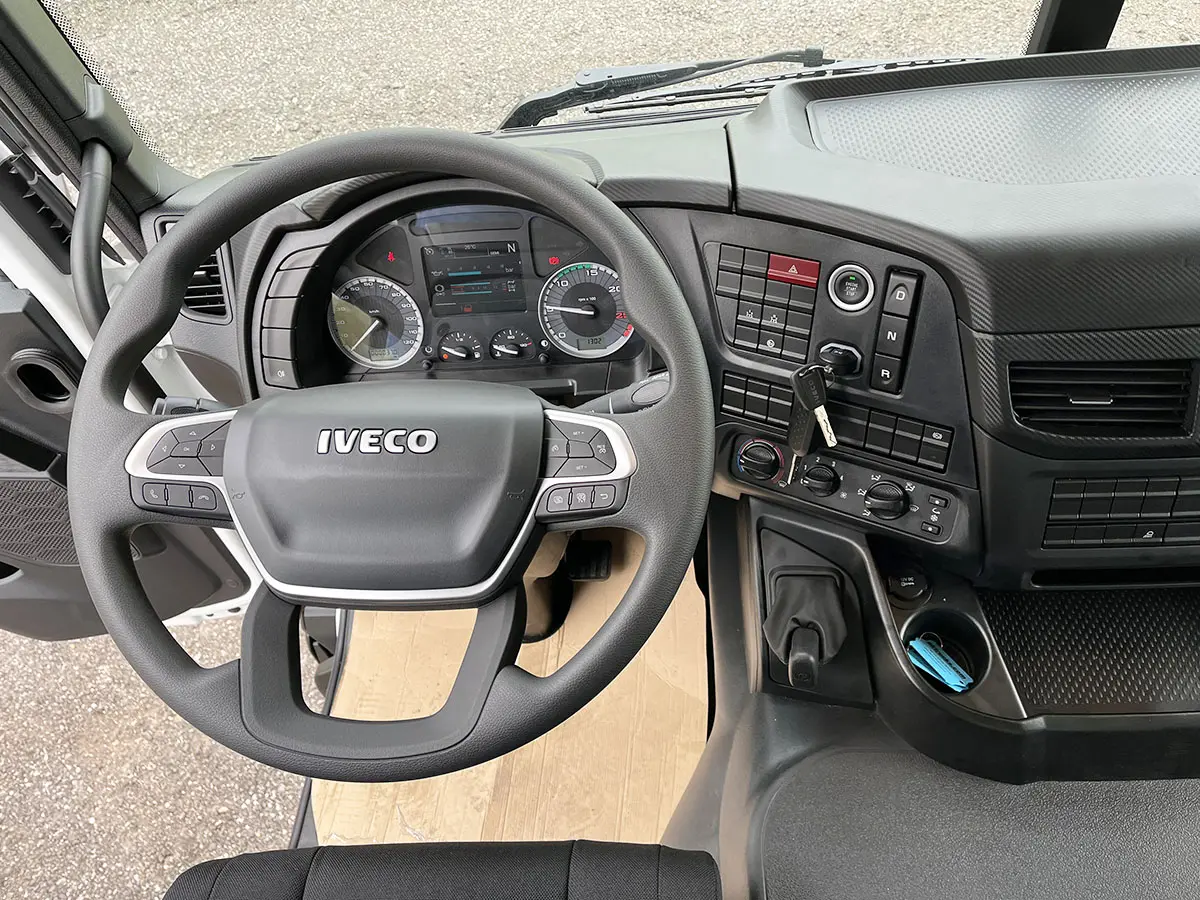 Iveco T-Way AD380T43WH AT Caisse bâchée 6x6 9