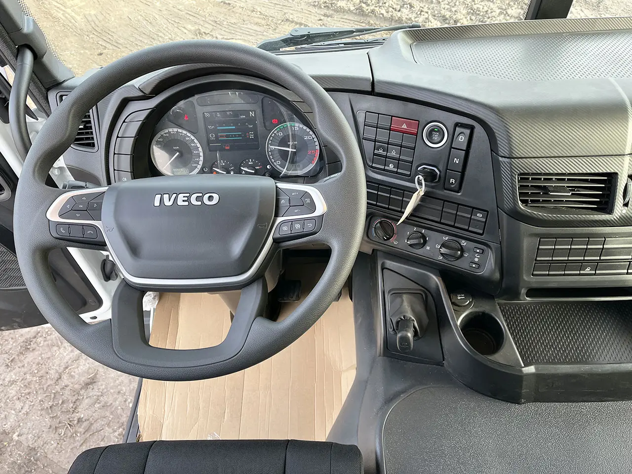 Iveco T-Way AD380T43WH AT Fassi F215A.0.24 6x6 Crane Truck 9