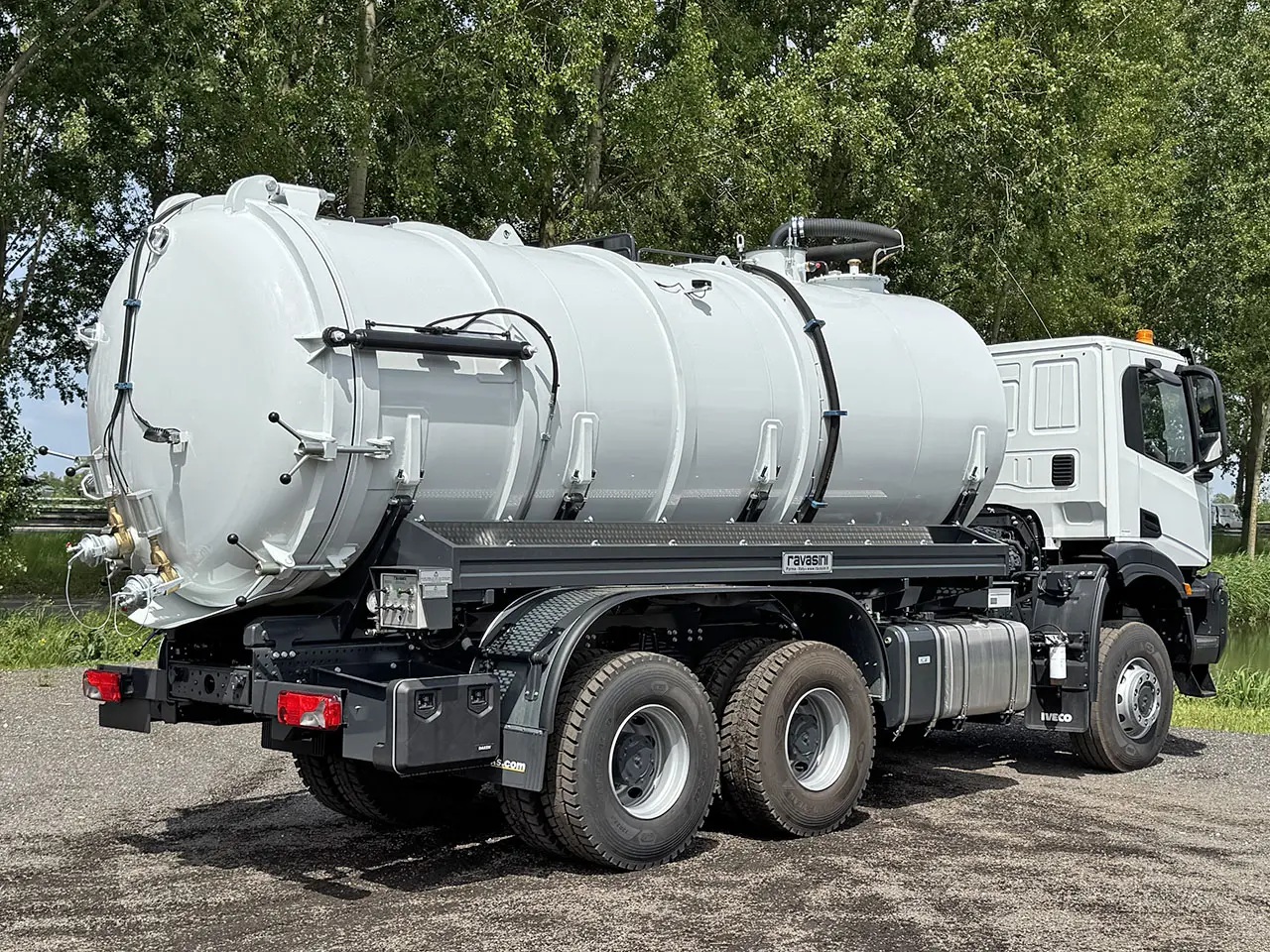 Iveco T-Way AD380T47WH-3800 Sewage Tank Truck 6x6 2