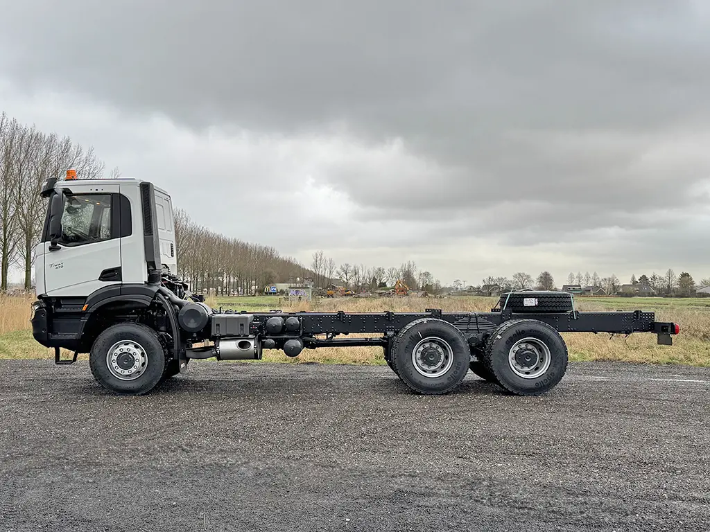 Iveco T-Way AD380T47WH-4500 6x6 Chassis Cabin