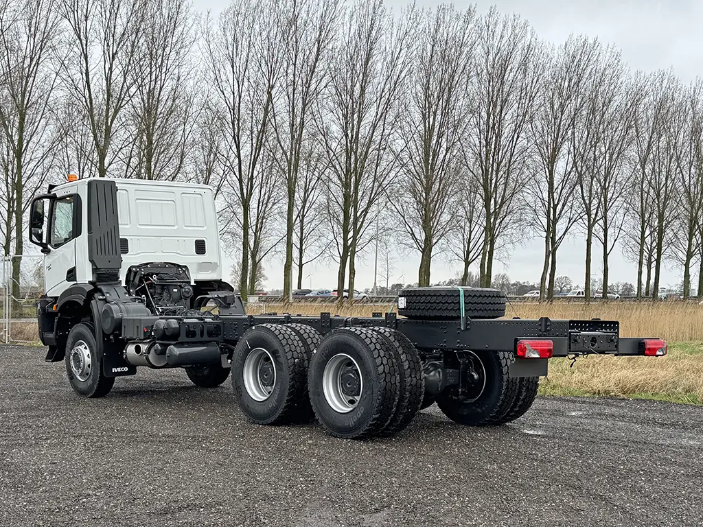 Iveco T-Way AD380T47WH-4500 6x6 Chassis Cabin 3