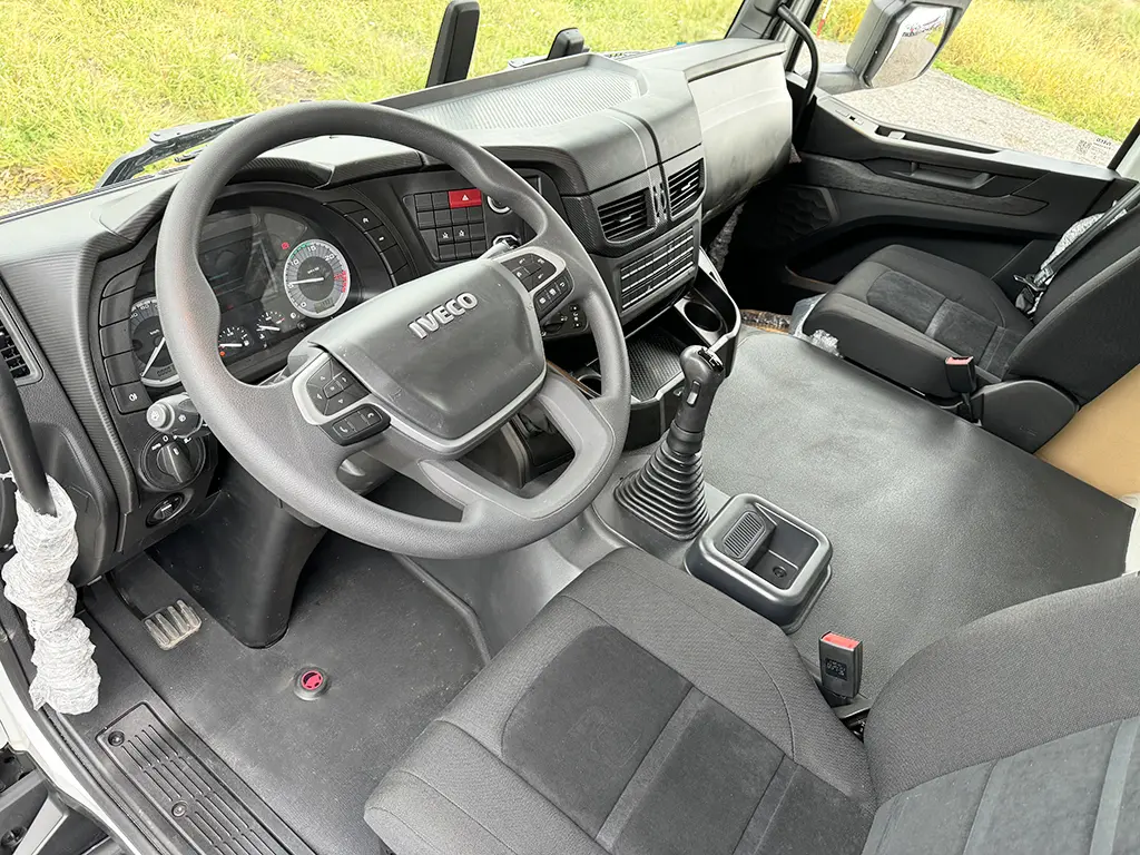 Iveco T-Way AD380T47WH 6x6 Refrigerated Box Truck 8