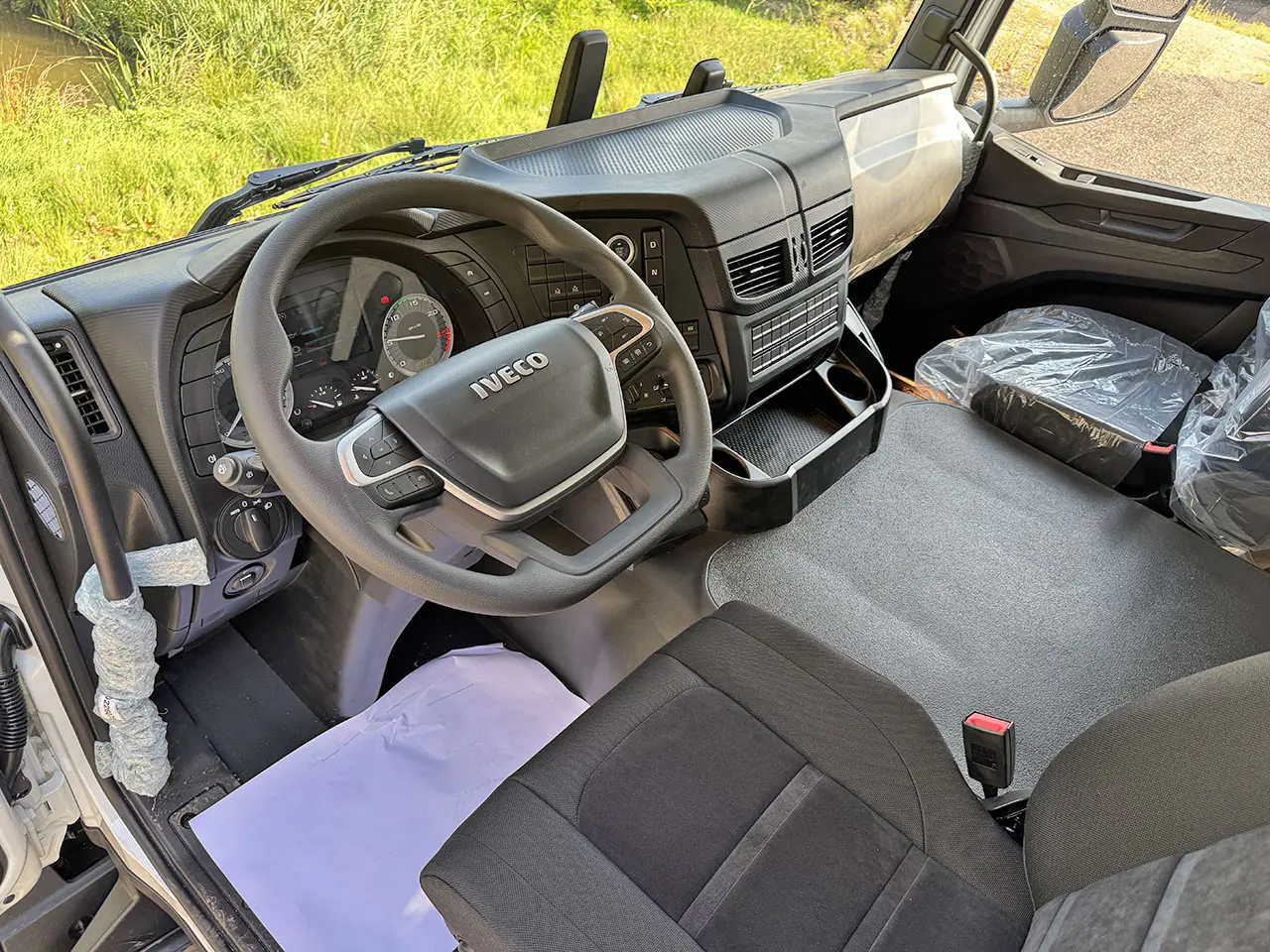 Iveco T-Way AD410T43H-4500 AT Chassis Cabin 8x4 3