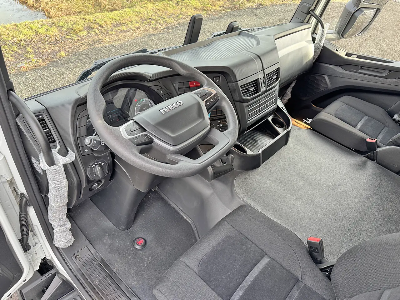 Iveco T-Way AD410T43H-4500 AT 8x4 Chassis Cabin 3