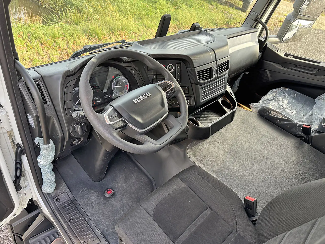Iveco T-way AD410T43H-5820 Chassis Cabin 8x4