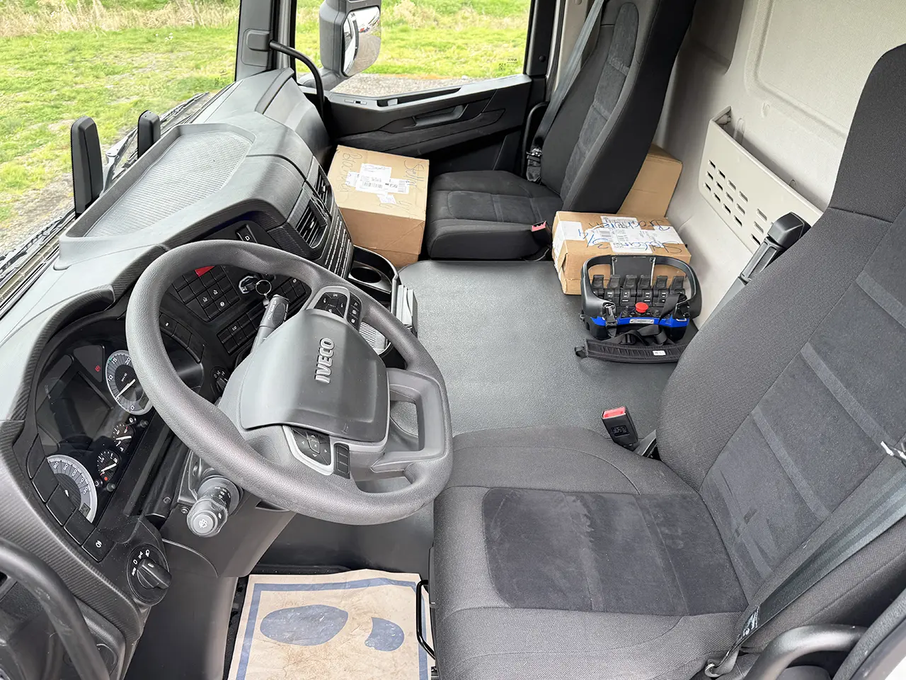 Iveco T-Way AD410T43H AT Stellar 28000 Tire-Handler Crane Truck 8x4 8