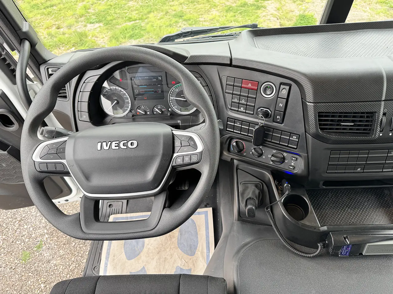 Iveco T-Way AD410T43H AT Stellar 28000 Tire-Handler Crane Truck 8x4 9