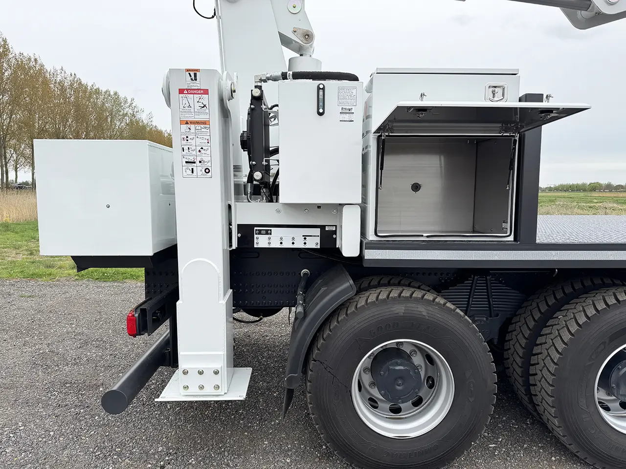 Iveco T-Way AD410T43H AT Stellar 28000 Tire-Handler Crane Truck 8x4 12
