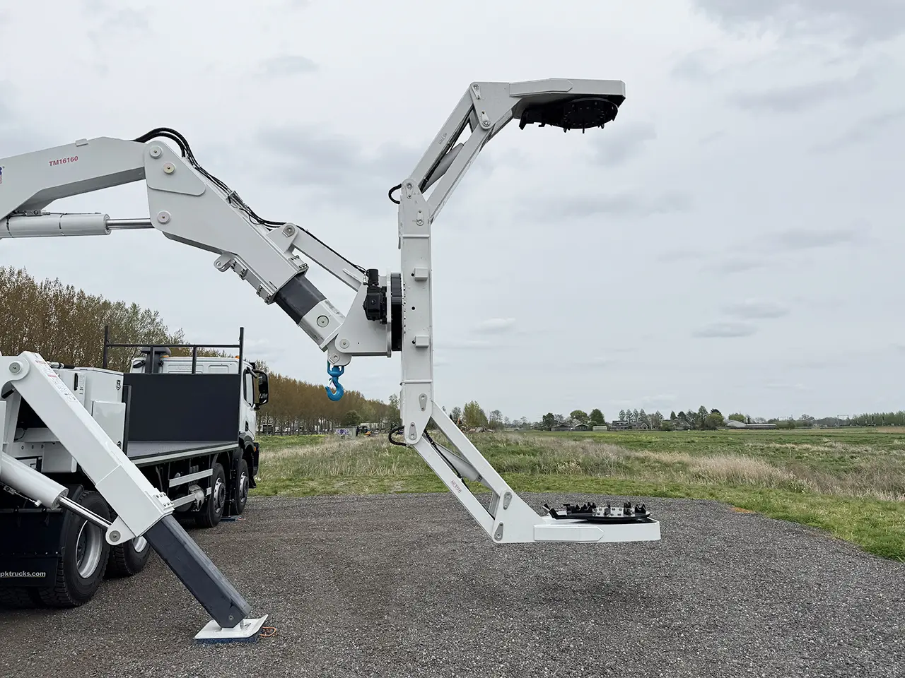 Iveco T-Way AD410T43H AT Stellar 28000 Tire-Handler Crane Truck 8x4 22