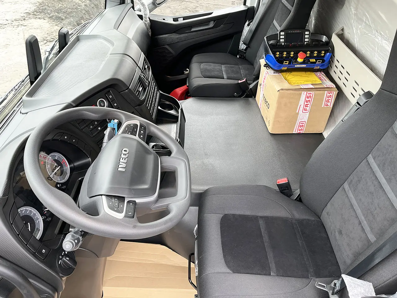 Iveco T-Way AD410T47WH AT Fassi F1750R.2.8 with JIB Camion grue 8x8 7