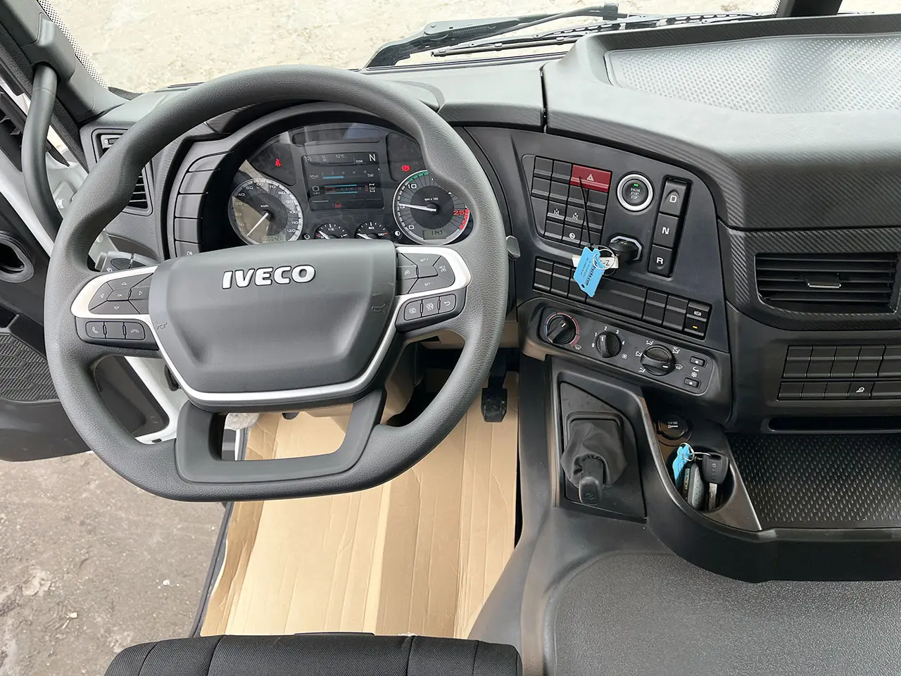 Iveco T-Way AD410T47WH AT Fassi F1750R.2.8 with JIB Camion grue 8x8 9