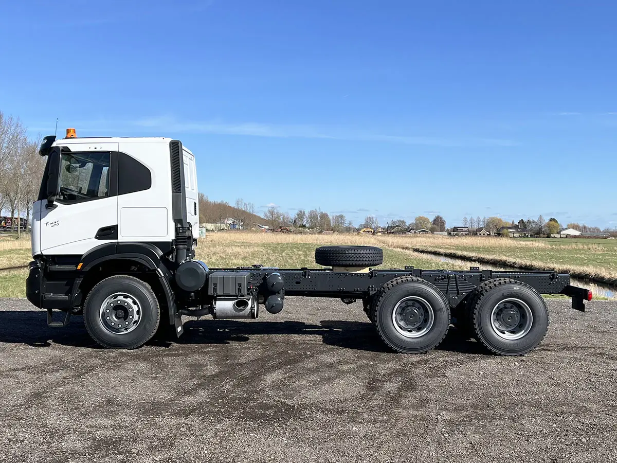 Iveco T-Way AT380T47H-4200 6x4 Chassis Cabin 2