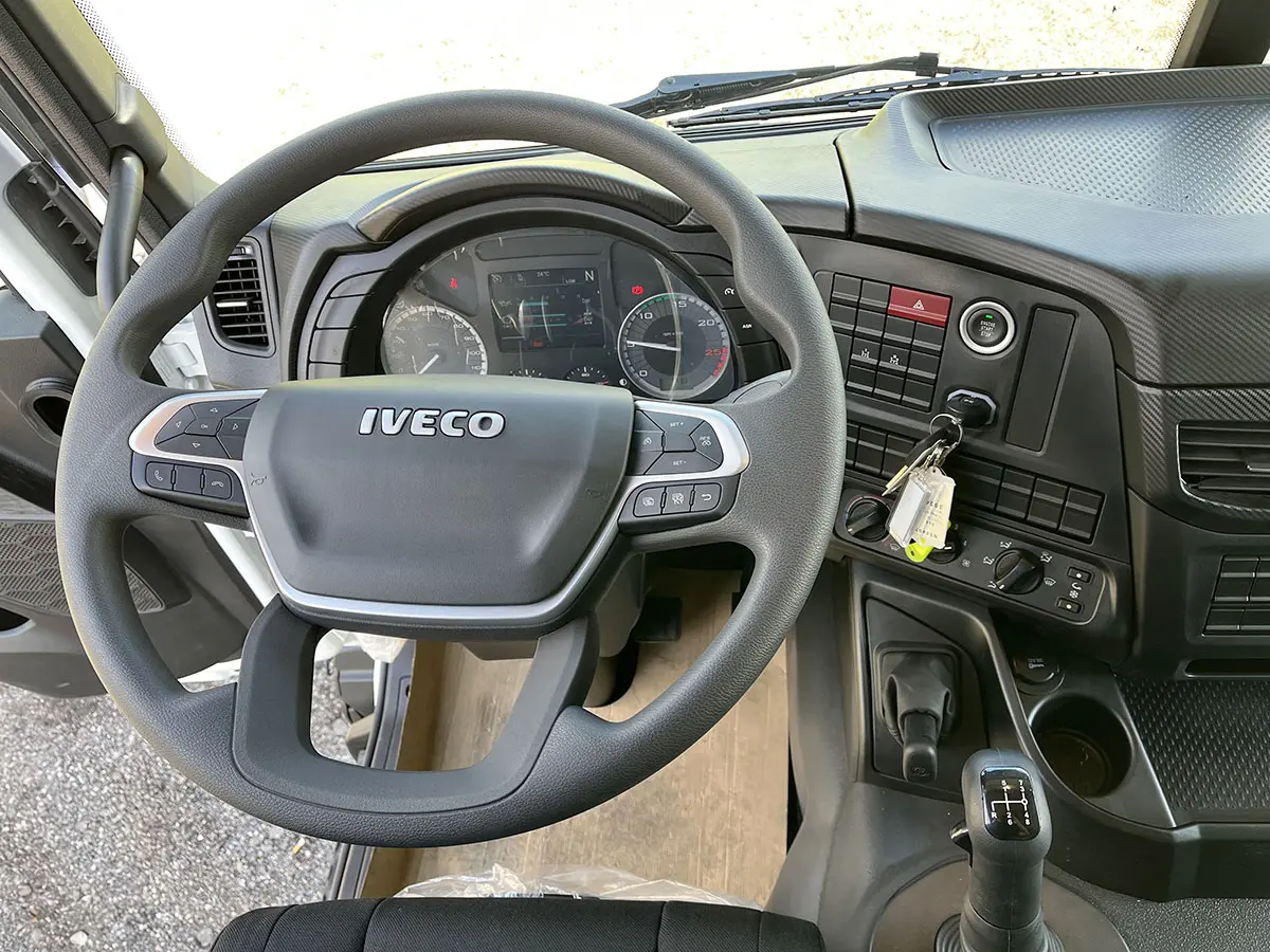 Iveco T-Way AT380T47H Camion citerne à carburant 6x4 9