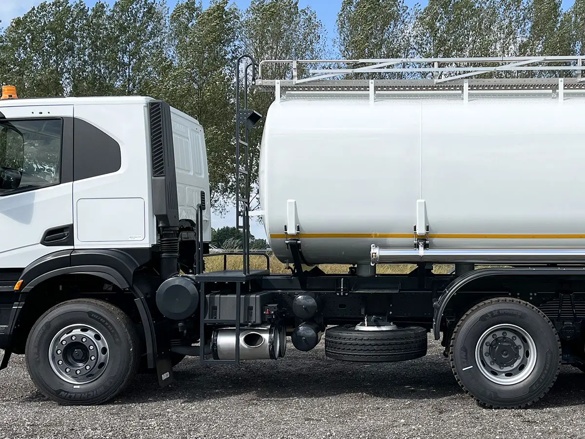 Iveco T-Way AT380T47H Camion citerne à carburant 6x4 12